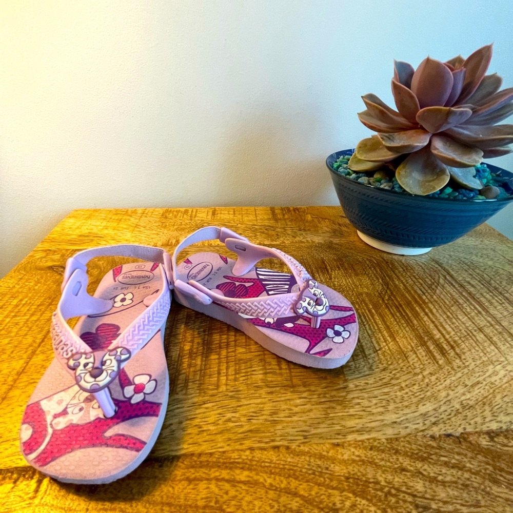 Havaianas Girls’ size 5 tiger themed flip flops with elastic ankle strap.